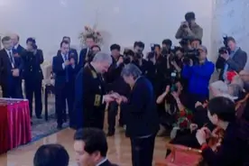 2006年，李敏替贺子珍去俄罗斯领奖，看到照片落泪：妈妈我想你了图片