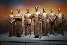 不用担心没有饰演毛泽东的特型演员了，他可以再演40年图片