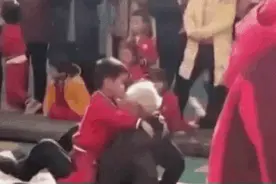 70岁爷爷带孙子参加亲子运动会：比父母更爱孩子的，是父母的父母图片