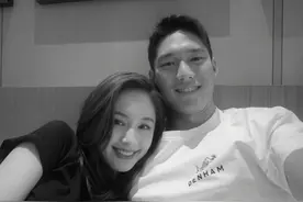 王子文与男友约会，两人十指紧扣好甜蜜，男方拎红色塑料袋显贴心图片