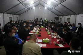 凌晨一点，呼和浩特市“咽喉区”施工项目开始顶推图片