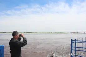 流动的哨兵 有生命的界碑——记黑河边境管理支队合作区大队护边员、船管员崔广平图片