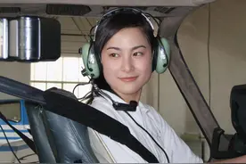 南航“80后”女机长：冲上云霄并非男性的专利 是飞机上的“主心骨”也是两个男孩的母亲图片