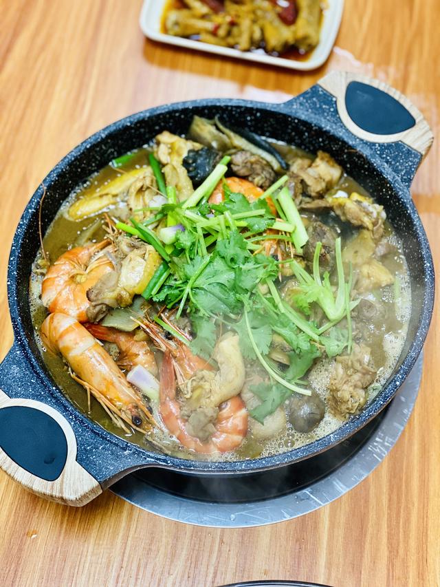 花胶鲍鱼椰子煲鸡 花胶鲍鱼煲鸡汤的功效