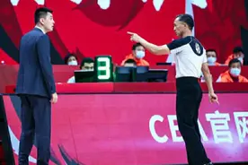 不让杨鸣站起来？CBA裁判亲自回应 他和汪梅一样被球迷冤枉了图片