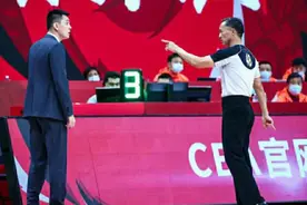 不让杨鸣站起来？CBA裁判亲自回应 他和汪梅一样被球迷冤枉了图片