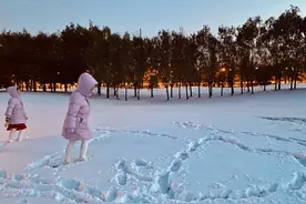 谭晶俩女儿罕见曝光，雪地里踩来踩去性格活泼，模样可爱很像妈图片