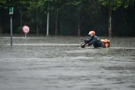 为何郑州此次内涝如此严重？除超标降雨外，城管部门相关负责人还说到了这些问题图片