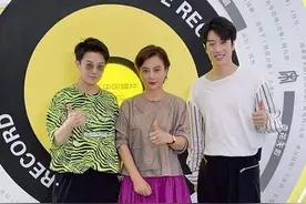 李玲玉真不像58岁，穿中式棉麻衫配紫色百褶裙，看上去减龄又时髦图片