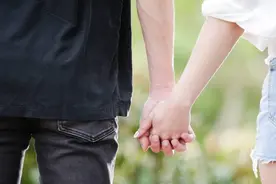 27岁帅小伙爱上继父的女儿，没有血缘关系的兄妹可以谈恋爱吗图片