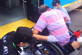 坐轮椅乘公交难在哪？记者跟随体验发现无障碍顺畅出行还差这两点图片