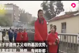 小学六年级女生身高2米1，男同学：我们长了6年，还没她一年级高