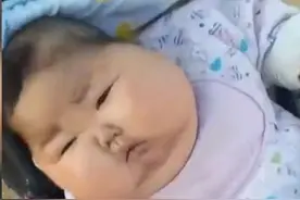 奶奶把孙子养成“小胖墩”，到处炫耀，孩子妈却忧心忡忡图片