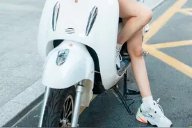 外出街拍，这8个姿势用起来，轻松拍出时尚感图片