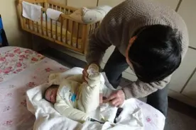 爸爸变得主动给女儿换尿布, 妈妈很高兴, 无意撩开孩子衣服后懵了图片