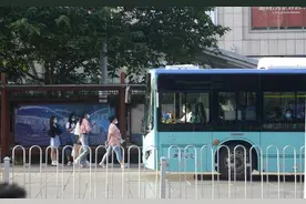 早晚高峰城区公交免费坐！市民低碳出行热情高图片