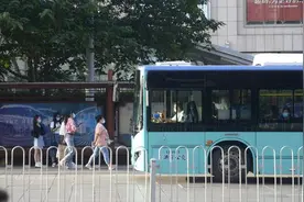 早晚高峰城区公交免费坐！市民低碳出行热情高图片