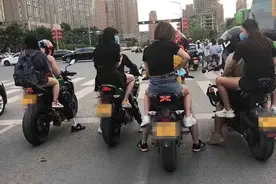 西安4男子骑车带女孩兜风被举报 交警：姑娘们，这绝对不是真爱！图片