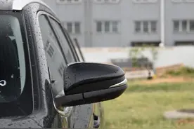 号称SUV“常青树”，重2吨大7座，车长4890mm，一箱油能跑873Km图片