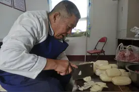 51岁厨师徒弟和72岁师傅搭班做宴席，两人一天挣300元图片