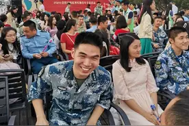 就要成功牵手小姐姐啦！看兵哥哥笑得多开心图片