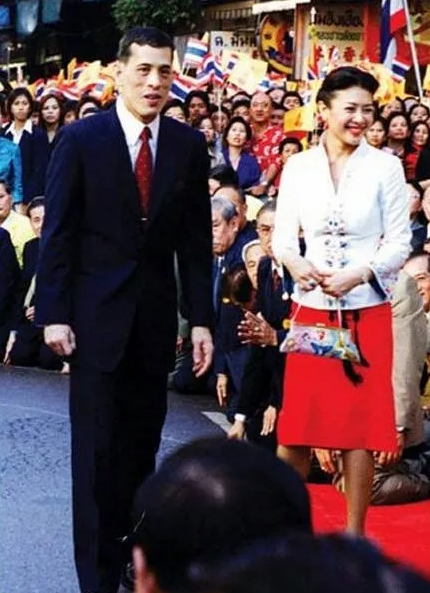 泰国最美王妃：婆婆不给王冠她戴发卡更惊艳，当嫂子还得跪小姑子