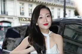 王鸥无修图下巴瘦到脱相，裙子靠手扶才能撑住，厚底松糕鞋土味图片