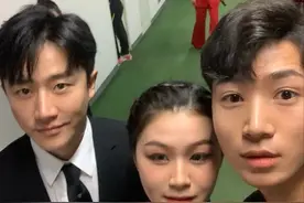 七一晚会路人镜头下的明星：杨洋一脸懵刘烨太好笑，杨紫误入抢镜图片