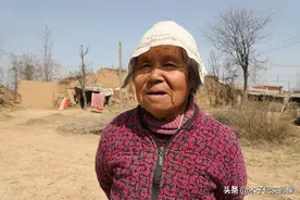 河南82岁奶奶13岁结婚，如今独住小屋，想起夭折的4个娃泪流满面图片