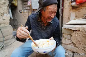 76岁农民大爷一辈子不吃肉，原因奇葩，言说肉中有细菌图片