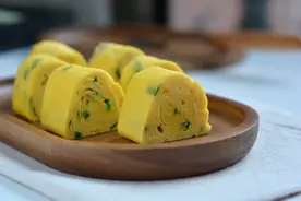 鸡蛋的别致吃法，4个蛋摊7张蛋皮卷成筒，香嫩多汁特别显厨艺图片