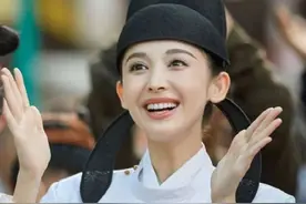 麦迪娜演古力娜扎母亲，两人合影嘟嘴卖萌，一看年纪网友直呼别扭图片