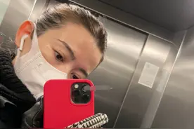 尼格买提妻子罕曝近照，双眼无神显疲惫，5年无互动今维持异国婚图片