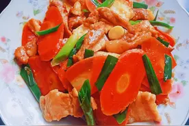 和老爸斗智，蒜苗肉丝胡萝卜回锅肉，咸香可口，健康味美，和家欢图片