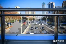 武汉这个过街天桥火了！他们对着天桥鞠躬致谢图片