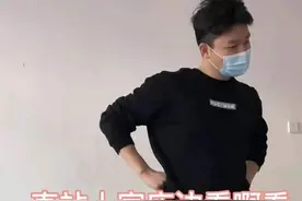 陪产奶爸被隔壁女娃吸引，站累了就坐着看，网友：全身都写满羡慕图片