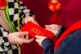 哥哥家3个孩子，过年嫂子给我孩子500红包，咋回礼好些？图片