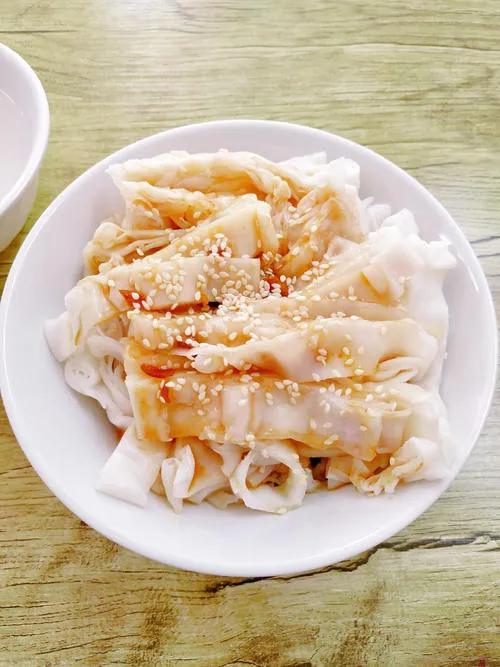 信宜捞粉传说最早出名是池洞镇的"食惯嘴"粉皮,"