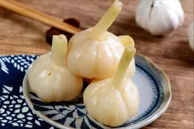 腌糖蒜，不要直接腌制，记住2个诀窍，糖蒜酸甜可口，香脆入味图片