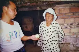 将七旬陌生老太“捡”回家当亲人伺候，这家人的操作看哭无数网友图片
