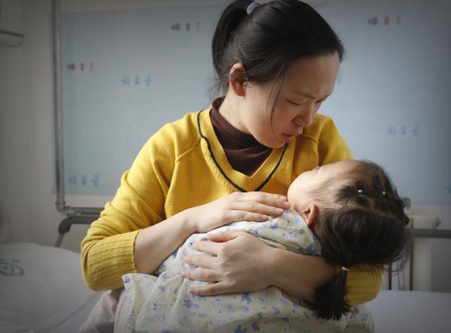 奥特曼儿童变成怪兽（3岁女孩要变身奥特曼打败怪兽）