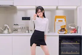 B站顶流咬人猫，凭一己之力把儿童节过成女神节，还说她是老阿姨图片