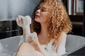 泡水泡久了，总是发现手指头皮肤又皱又白，有危害吗？图片