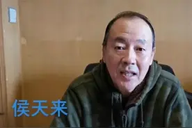 老戏骨侯天来曝近况，瘦的撑不满外套引担忧，身后墙皮脱落显寒酸图片