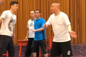 郭德纲太敢跳舞了，跳芭蕾像扭秧歌，被吐槽太难看图片