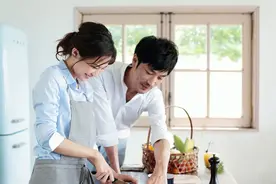 妻子凌晨两点陪男闺蜜庆生，回来后丈夫将她赶出家门：永远去陪吧图片