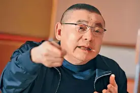 偶遇落难画家，王健林拿出2百万买了2百幅画，如今赚到了几个亿图片