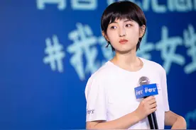张子枫剪短发后参加公益活动，穿白T恤牛仔裤美得很舒服图片