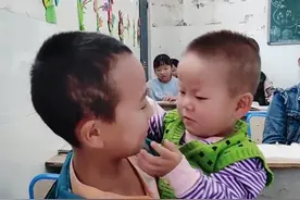 哥哥抱3岁弟弟上学，成全班“焦点”，老师：这课我是上还是不上图片