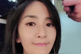谢娜“套路”女儿多喝水，却被俏俏高智商拒绝，母女日常欢乐有爱图片